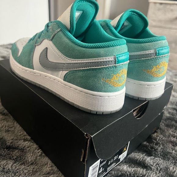 Air Jordan 1 Low SE GS 'New Emerald - Picture 3 of 5
